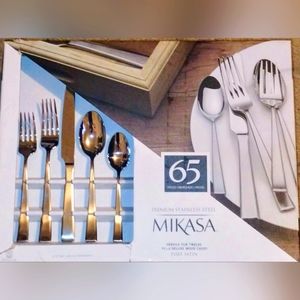 Brand New Mikasa 65 pc Dinning Set with Premium Wooden Caddy